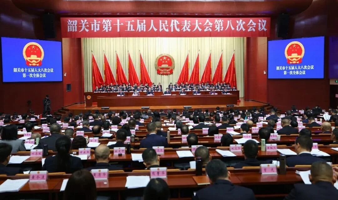 市十五届人大八次会议开幕