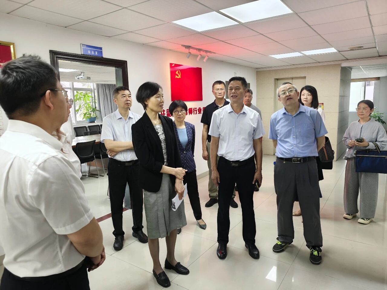 市人大常委会开展优化法治化营商环境专题调研 以法治护航高质量发展